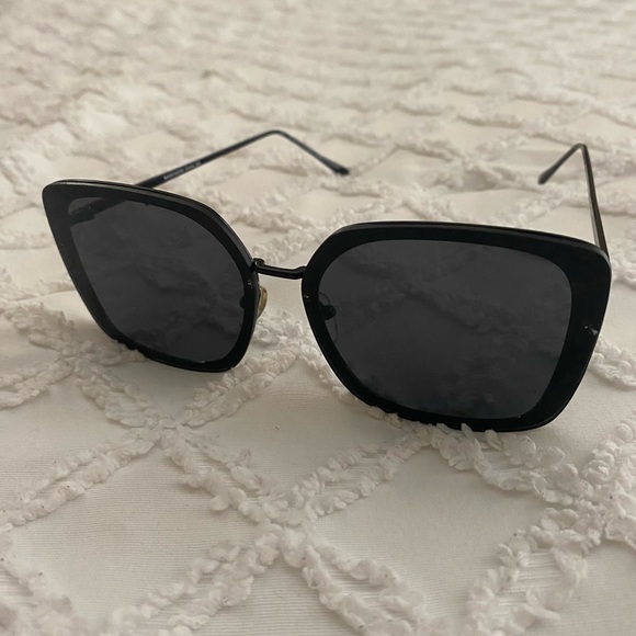 Black Square Fashion Sunglasses - Picture 2 of 4